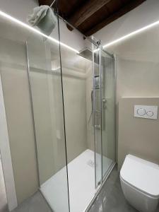 uma cabina de duche em vidro numa casa de banho com WC em City Live em Rovigo