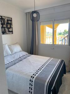 een slaapkamer met een bed en een raam bij Almoradi in Almoradí