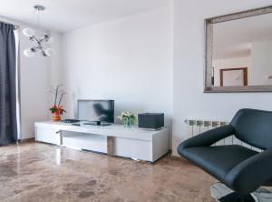 TV a/nebo společenská místnost v ubytování Picasso Suites