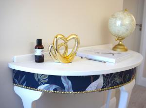 una mesa con un libro y un corazón de oro en ella en Àit Sèan Òg - 2bedroom self catering apartment 