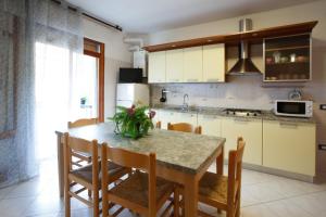A kitchen or kitchenette at Palazzina Elvira Még 6 kép