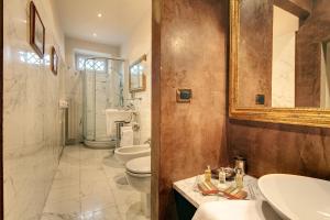 A bathroom at Villa Il Sasso - Dimora d'Epoca