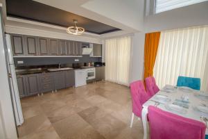 Kuchyň nebo kuchyňský kout v ubytování Kayapark 4+1 Villa, Özel Havuzlu, Fethiye