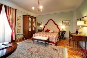 A bed or beds in a room at Villa Il Sasso - Dimora d'Epoca