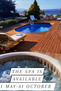 una piscina con un cartel que dice que el spa está disponible en Pamela's house "private pool and spa", en Karteros