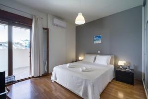 A bed or beds in a room at Pamela's house "private pool and spa"