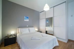 1 dormitorio con 1 cama blanca grande y ventana grande en Pamela's house "private pool and spa" en Karteros