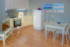 A kitchen or kitchenette at Pamela's house "private pool and spa"