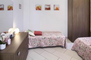 um quarto com 2 camas e uma cómoda com uma cama sidx sidx sidx em Fernanda 2 em Levanto