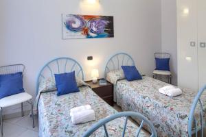 um quarto com duas camas e uma mesa e duas cadeiras em Fernanda 2 em Levanto
