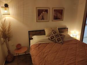 A bed or beds in a room at Garitsa Apartments B