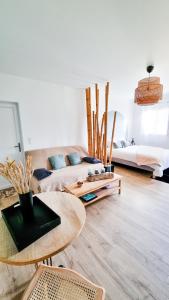 Un pat sau paturi într-o cameră la Le Cotil Ribes