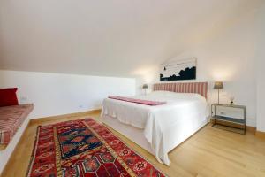 Säng eller sängar i ett rum på Beautiful Loft in Ponte Milvio with terrace