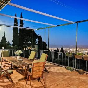 eine Terrasse mit Tisch und Stühlen auf einem Balkon in der Unterkunft Sombrerocordobe in Córdoba