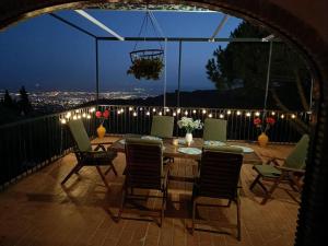 einen Tisch und Stühle auf einem Balkon mit Beleuchtung in der Unterkunft Sombrerocordobe in Córdoba + 52 Fotos