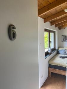 1 dormitorio con cama y ventana en Rönkhausen Appartements, en Finnentrop