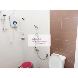 bagno con servizi igienici e cartello sul muro di AdamPoolHomestay a Alor Setar
