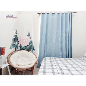 una camera con un letto e una sedia e una finestra di AdamPoolHomestay a Alor Setar