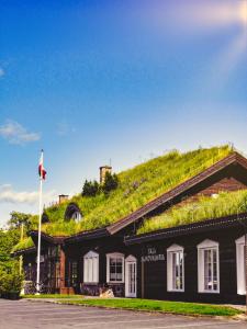 a building with a grassy hill on top of it at Karczma Viking in Stara Kiszewa