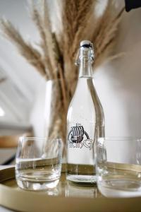 una botella de agua y un vaso sobre una mesa en Karczma Viking en Stara Kiszewa
