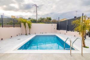 una piscina nel cortile di una casa di Ostrako Luxury Villa 