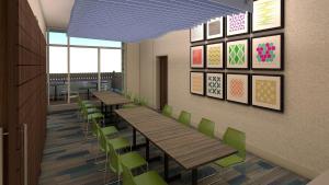 un comedor con mesas de madera y sillas verdes en Holiday Inn Express & Suites Corpus Christi-N Padre Island by IHG, en Corpus Christi 40 fotos más