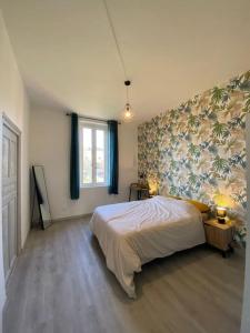 帕萊勒蒙尼亞勒的住宿－Sleep In Paray，一间卧室设有一张大床和一个窗户。