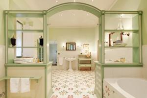 A bathroom at Villa Il Sasso - Dimora d'Epoca
