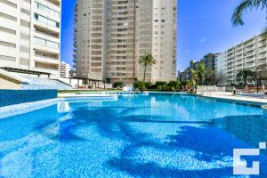 una gran piscina con edificios altos en el fondo en Apartamento Apolo XVII 22 - Grupo Turis, en Calpe