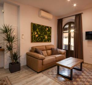 a living room with a couch and a table at Santa Escolástica en pleno centro de Granada in Granada