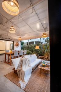 un soggiorno con divano bianco e tavolo di Dolphin Village - Sea Resort By Ran Hotels a Shavei Zion
