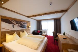 a hotel room with a bed and a desk at Grossarler Panorama Stube in Grossarl