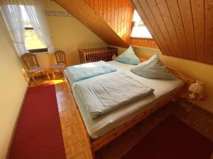 ein kleines Schlafzimmer mit einem Bett im Dachgeschoss in der Unterkunft Ferienwohnung Kylltal-Blick in Gönnersdorf
