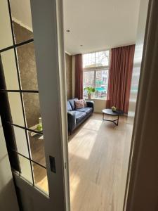 济里克泽De Molen的带沙发和窗户的客厅