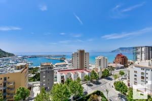 una vista aérea de una ciudad con puerto en Apartamento Apolo XVIII 59 - Grupo Turis en Calpe