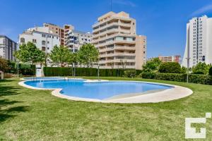 une piscine dans un parc avec des bâtiments en arrière-plan dans l'établissement Apartamento Apolo XVIII 59 - Grupo Turis, à Calp