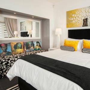 Giường trong phòng chung tại Windsong Cottage