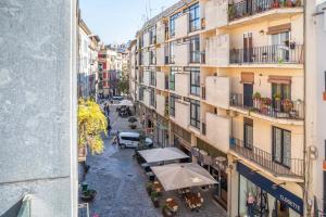 une vue aérienne d'une rue de la ville avec des bâtiments dans l'établissement Flateli Hortes, à Gérone