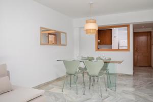 une salle à manger avec une table et des chaises en verre dans l'établissement Flateli Hortes, à Gérone