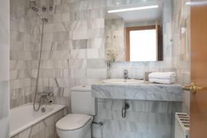 une salle de bain avec un lavabo, des toilettes et une baignoire dans l'établissement Flateli Hortes, à Gérone 7 autres photos