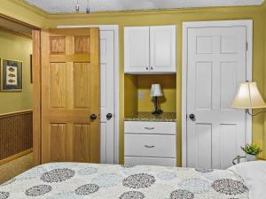 Una cama o camas en una habitación de ML358 Calm And Comfortable Quick Access To Trails WiFi Parking