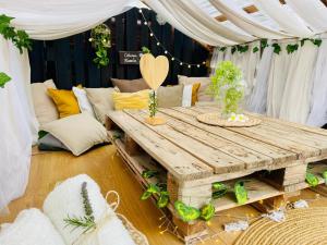 Posezení v ubytování Arrebol Suite con Jacuzzi, piscina y naturaleza + 37 fotografií
