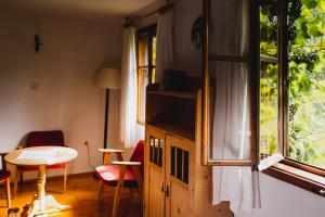 um quarto com uma mesa e cadeiras e uma janela em Dom Geologa em Marianówka