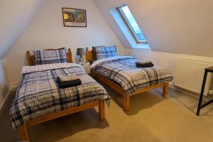 two twin beds in a room with a window at Quality rural retreat in Roch