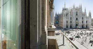 uitzicht op de stad vanuit een raam van een gebouw bij The Glamore Milano Duomo in Milaan