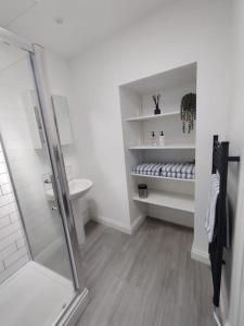 ein weißes Bad mit einer Dusche und einem WC in der Unterkunft The Studio @ Cleeve Hill in Bath