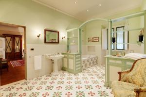 A bed or beds in a room at Villa Il Sasso - Dimora d'Epoca