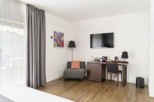 TV a/nebo společenská místnost v ubytování Hype Hôtel