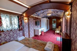 ein Zimmer mit einem Bett in einem Zugwagen in der Unterkunft Хотел Глемпинг Алианс in Plowdiw