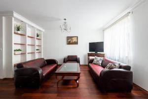sala de estar con sofá y mesa en Bukowińska 12 Prywatne mieszkanie 80m2 z dwiema sypialniami i balkonem 2x bezpłatne miejsca parkingowe, en Varsovia